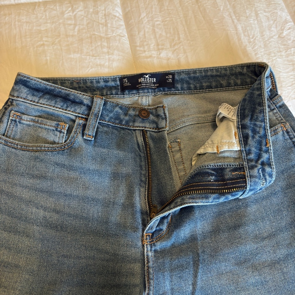 Hollister Ultra High-Rise Mom Jeans